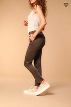 Immagine 4 di pantalone chino donna in raso stretch modello New York Slim slim fit 