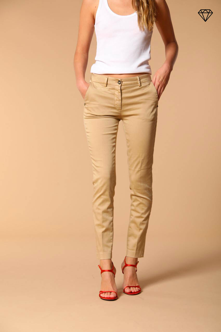 Immagine 1 di pantalone chino donna in raso stretch modello New York Slim slim fit