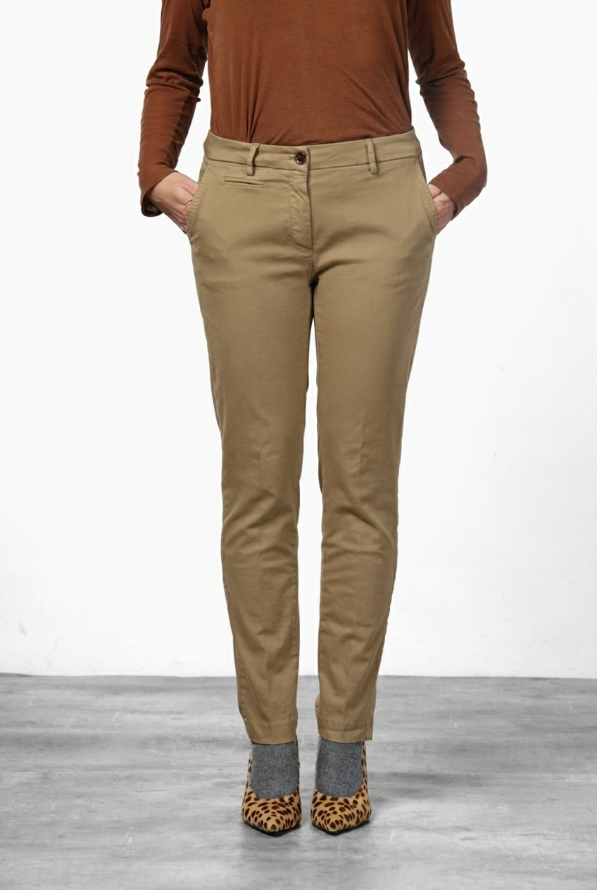 New York Slim Chinohose für Damen aus Satin mit slim fit ①
