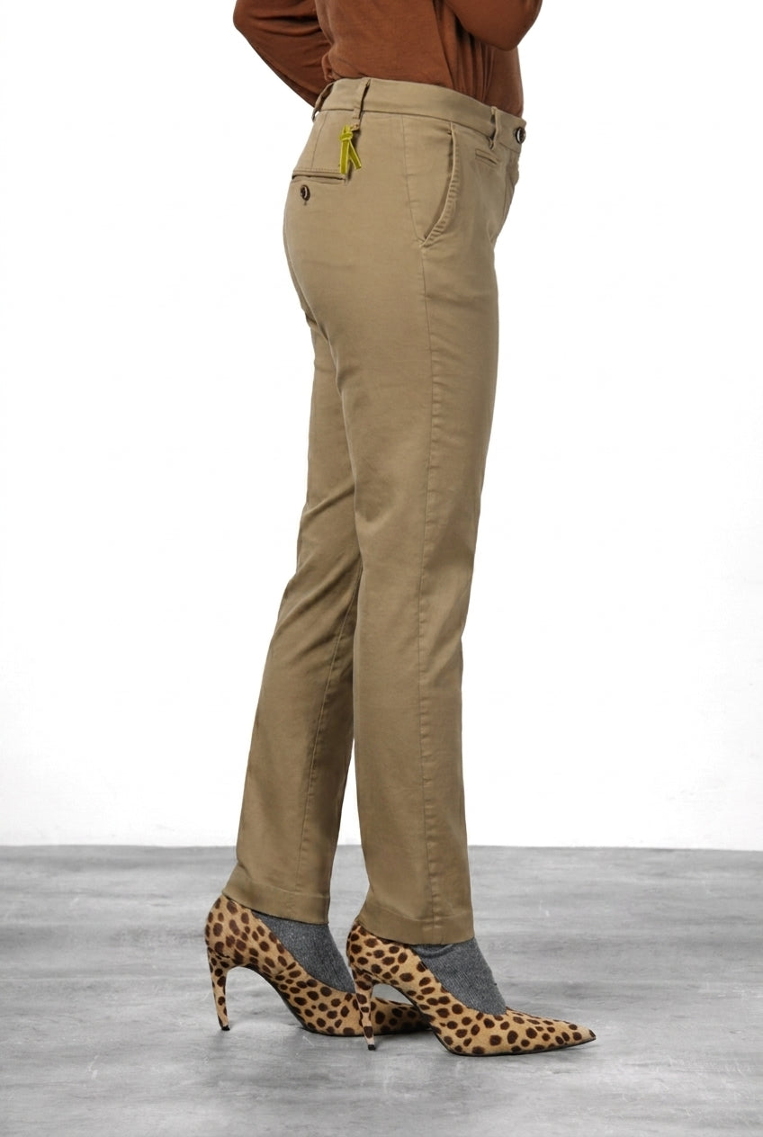 New York Slim Chinohose für Damen aus Satin mit slim fit ①
