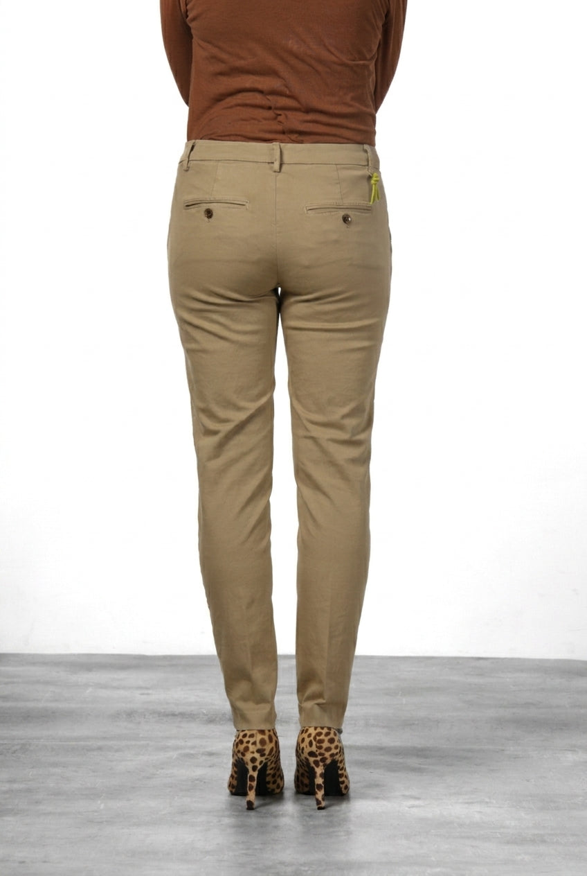 New York Slim Chinohose für Damen aus Satin mit slim fit ①
