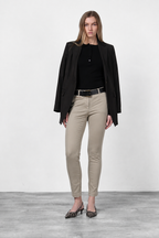 New York Slim Chinohose für Damen aus Satin mit slim fit ①
