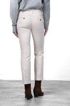 New York Trumpet Damen-Chinohose aus Gabardine, Slim Fit ①
