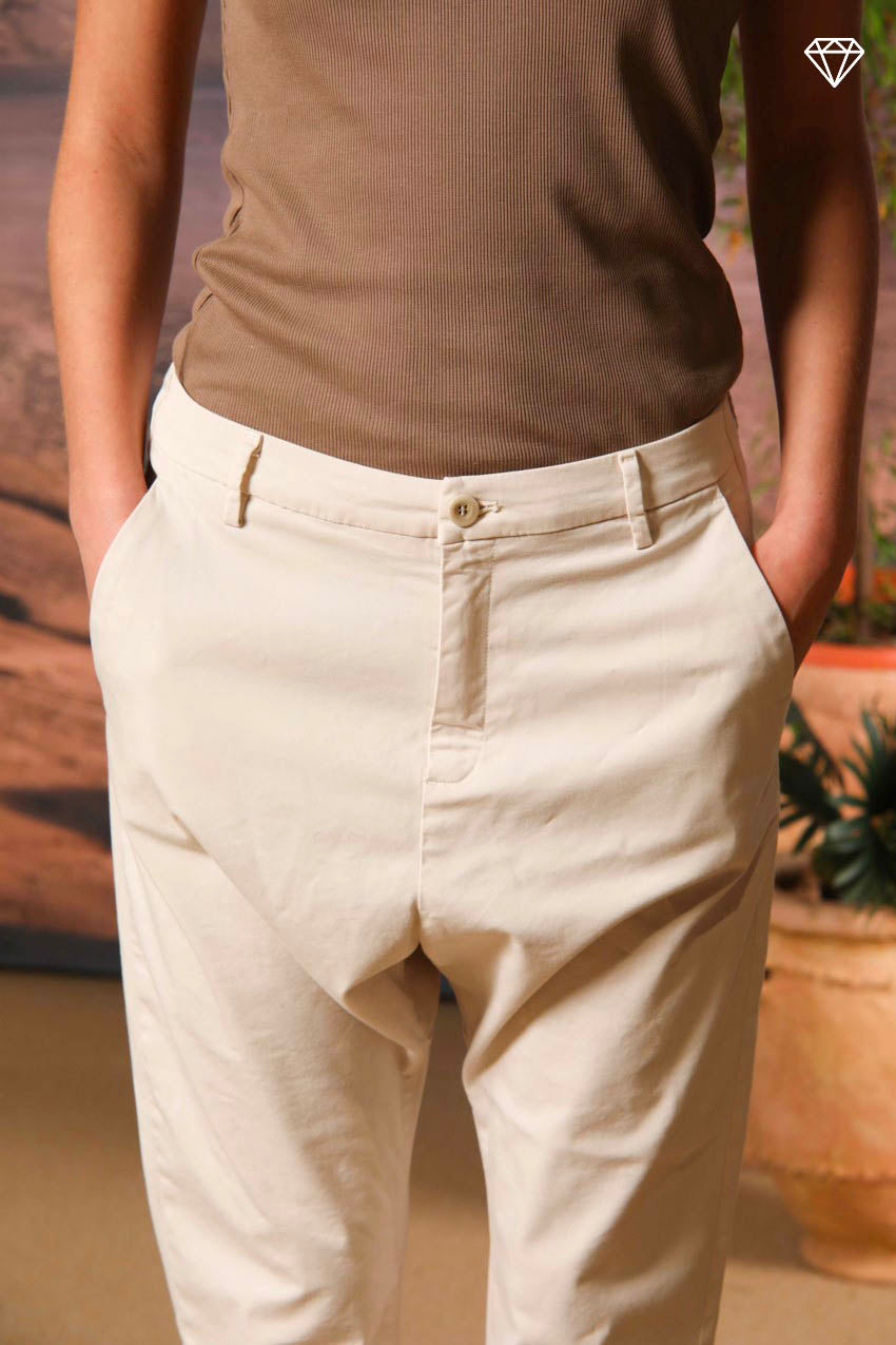 Immagine 2 di pantalone chino donna in gabardina modello Malibu Jogger carrot fit