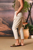 Immagine 4 di pantalone chino donna in gabardina modello Malibu Jogger carrot fit 