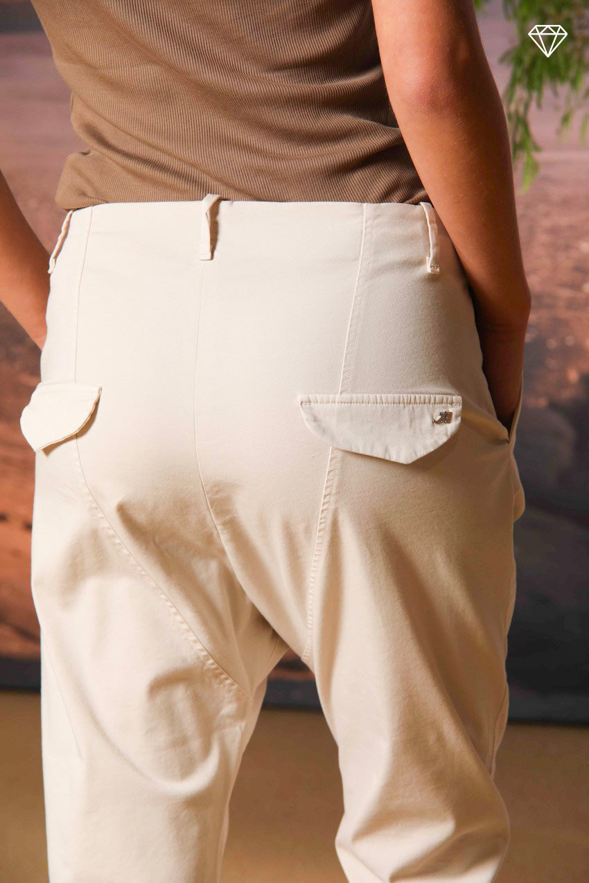 Immagine 3 di pantalone chino donna in gabardina modello Malibu Jogger carrot fit 