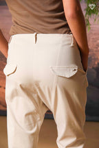 Immagine 3 di pantalone chino donna in gabardina modello Malibu Jogger carrot fit 