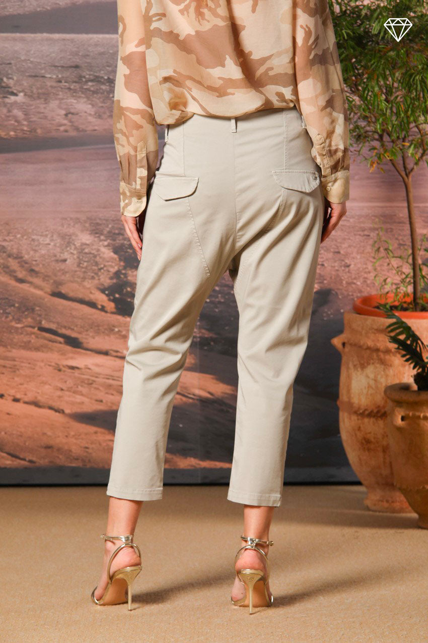 Immagine 4 di pantalone chino donna in gabardina modello Malibu Jogger carrot fit