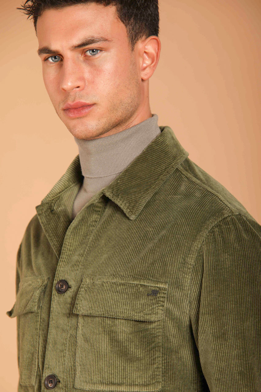 immagine 3 di overshirt uomo modello Steve in velluto di colore verde militare, fit slim di Mason's