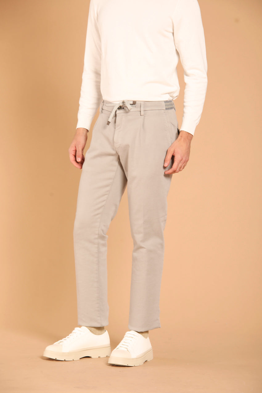 immagine 2 di pantalone chino jogger uomo modello New York Golf 1 Pinces in raso, di colore grigio. fit regular di mason's