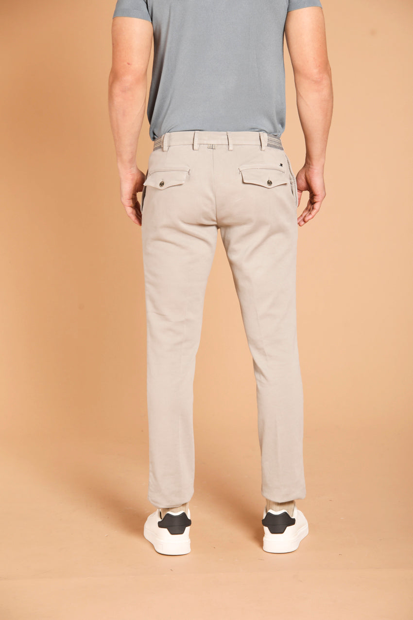 immagine 9 di pantalone chino jogger uomo modello New York Golf 1 Pinces in raso, di colore grigio. fit regular di mason's