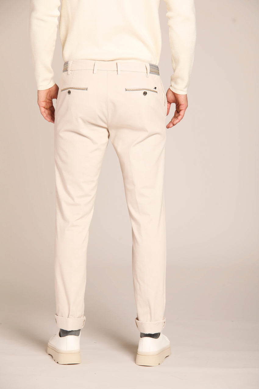 immagine 5 di pantalone chino jogger uomo modello New York Elax di colore stucco, regular fit di Mason's