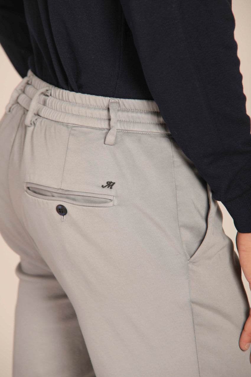 immagine 3 di pantalone chino jogger uomo modello Milano Travel di colore grigio, fit extra slim di Mason's
