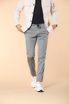 Milano Jogger Travel pantalone chino jogger uomo in raso tecnico travel stretch extra slim fit
