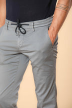 Milano Jogger Travel pantalone chino jogger uomo in raso tecnico travel stretch extra slim fit