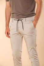 Milano Jogger Travel pantalone chino jogger uomo in raso tecnico travel stretch extra slim