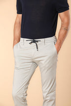 Milano Jogger Travel pantalone chino jogger uomo in raso tecnico travel stretch extra slim