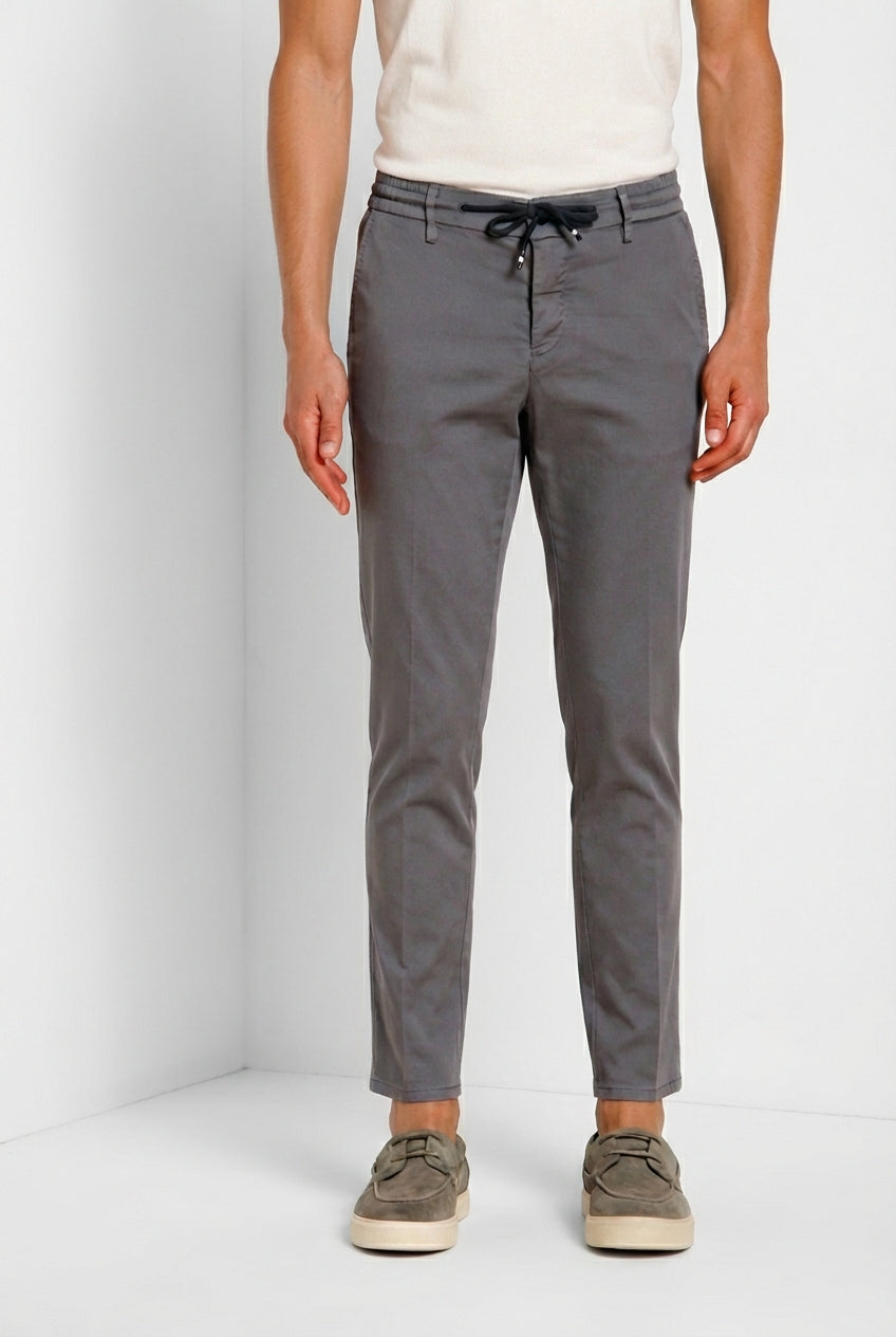 Milano Jogger Travel Hose Chino Herren aus technischem Travel Stretch Satin extra slim fit