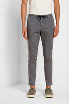 Milano Jogger Travel Hose Chino Herren aus technischem Travel Stretch Satin extra slim fit