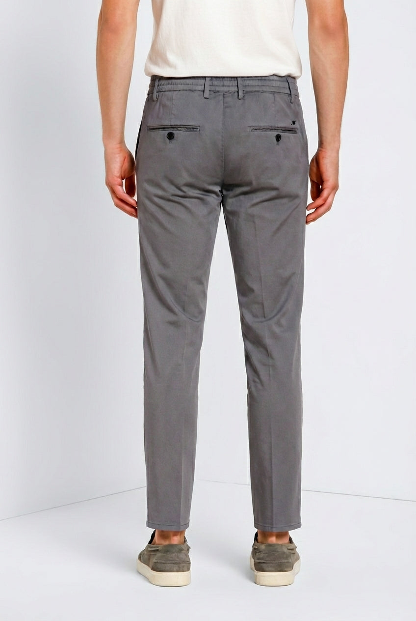 Milano Jogger Travel Hose Chino Herren aus technischem Travel Stretch Satin extra slim fit