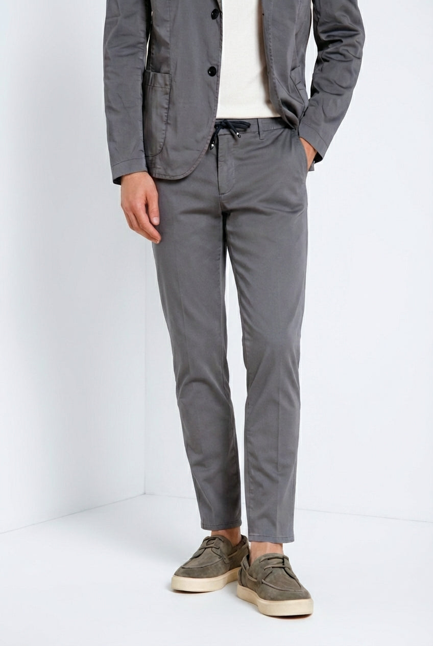 Milano Jogger Travel Hose Chino Herren aus technischem Travel Stretch Satin extra slim fit