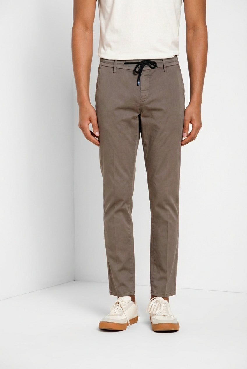 Milano Jogger Travel Hose Chino Herren aus technischem Travel Stretch Satin extra slim fit