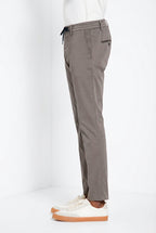 Milano Jogger Travel Hose Chino Herren aus technischem Travel Stretch Satin extra slim fit