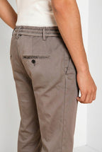 Milano Jogger Travel Hose Chino Herren aus technischem Travel Stretch Satin extra slim fit