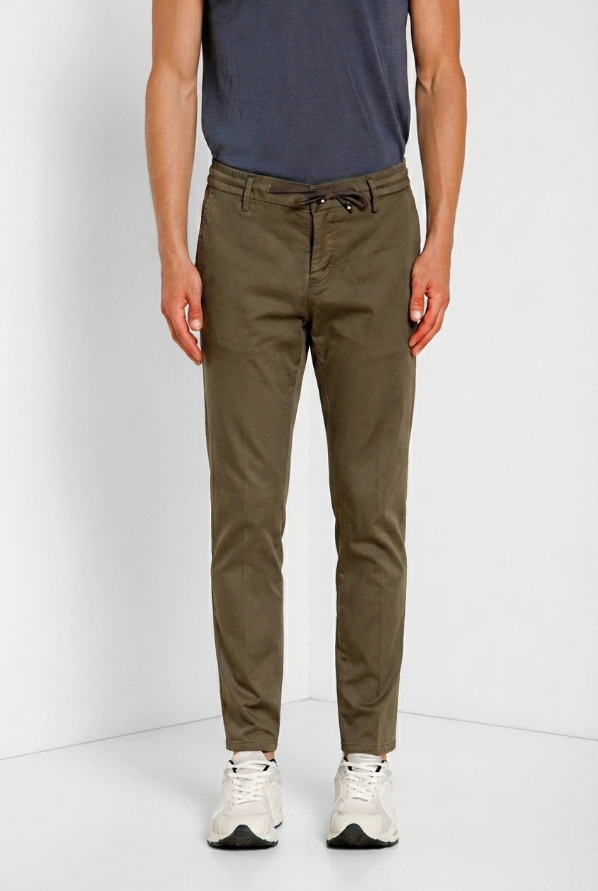 Milano Jogger Travel Hose Chino Herren aus technischem Travel Stretch Satin extra slim fit