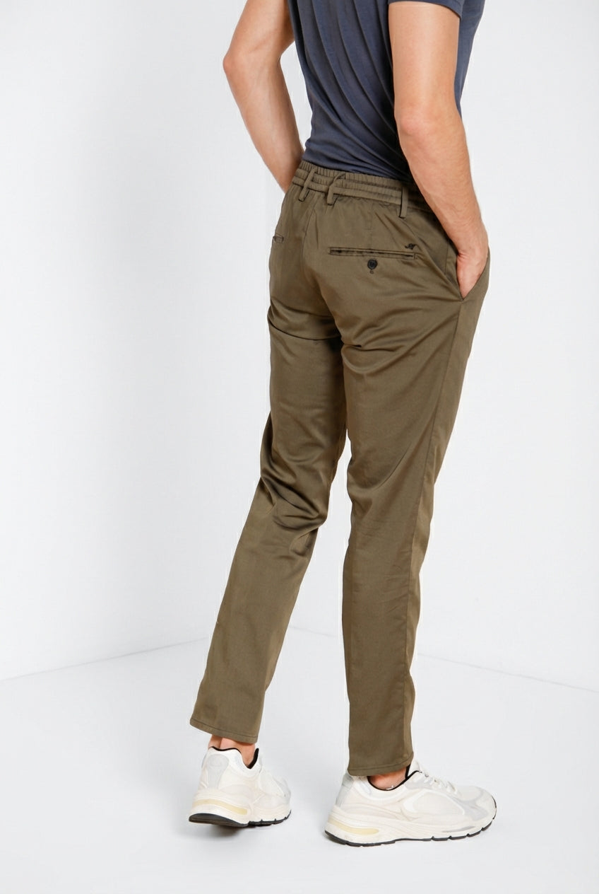 Milano Jogger Travel Hose Chino Herren aus technischem Travel Stretch Satin extra slim fit