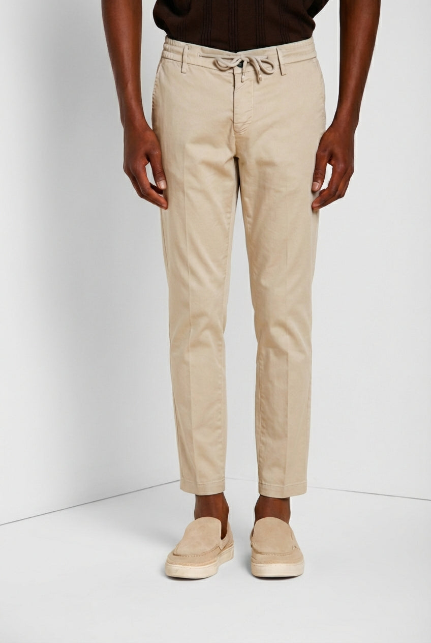 Milano Jogger Travel Hose Chino Herren aus technischem Travel Stretch Satin extra slim fit