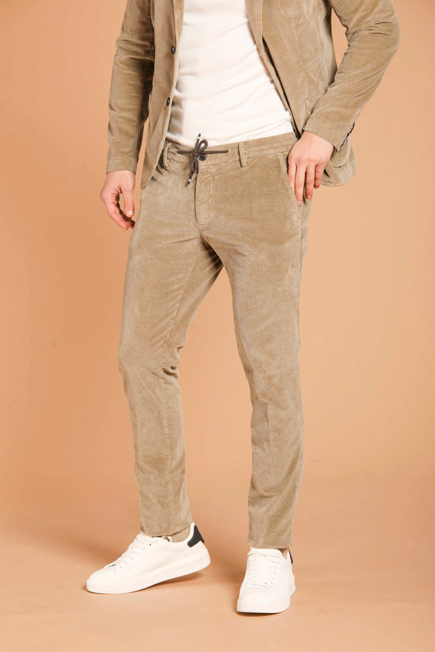 immagine 2 di pantalone chino uomo modello Milano jogger, in velluto di colore kaki, fit extra slim di Mason's