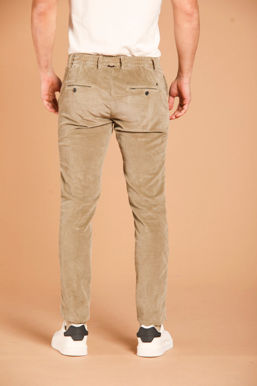 immagine 5 di pantalone chino uomo modello Milano jogger, in velluto di colore kaki, fit extra slim di Mason's