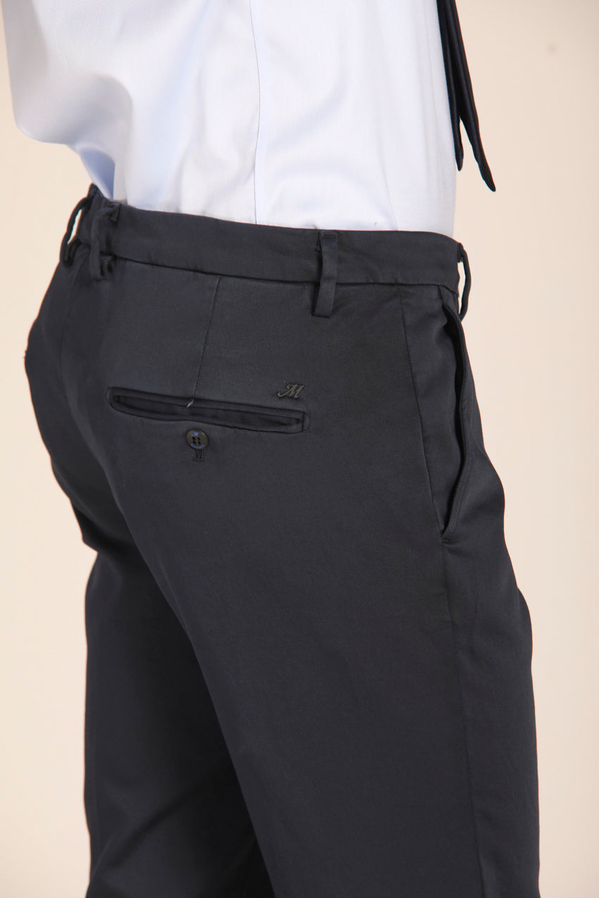 immagine 3 di pantalone chino uomo modello Torino Style Travel, colore blu navy, fit slim di Mason's