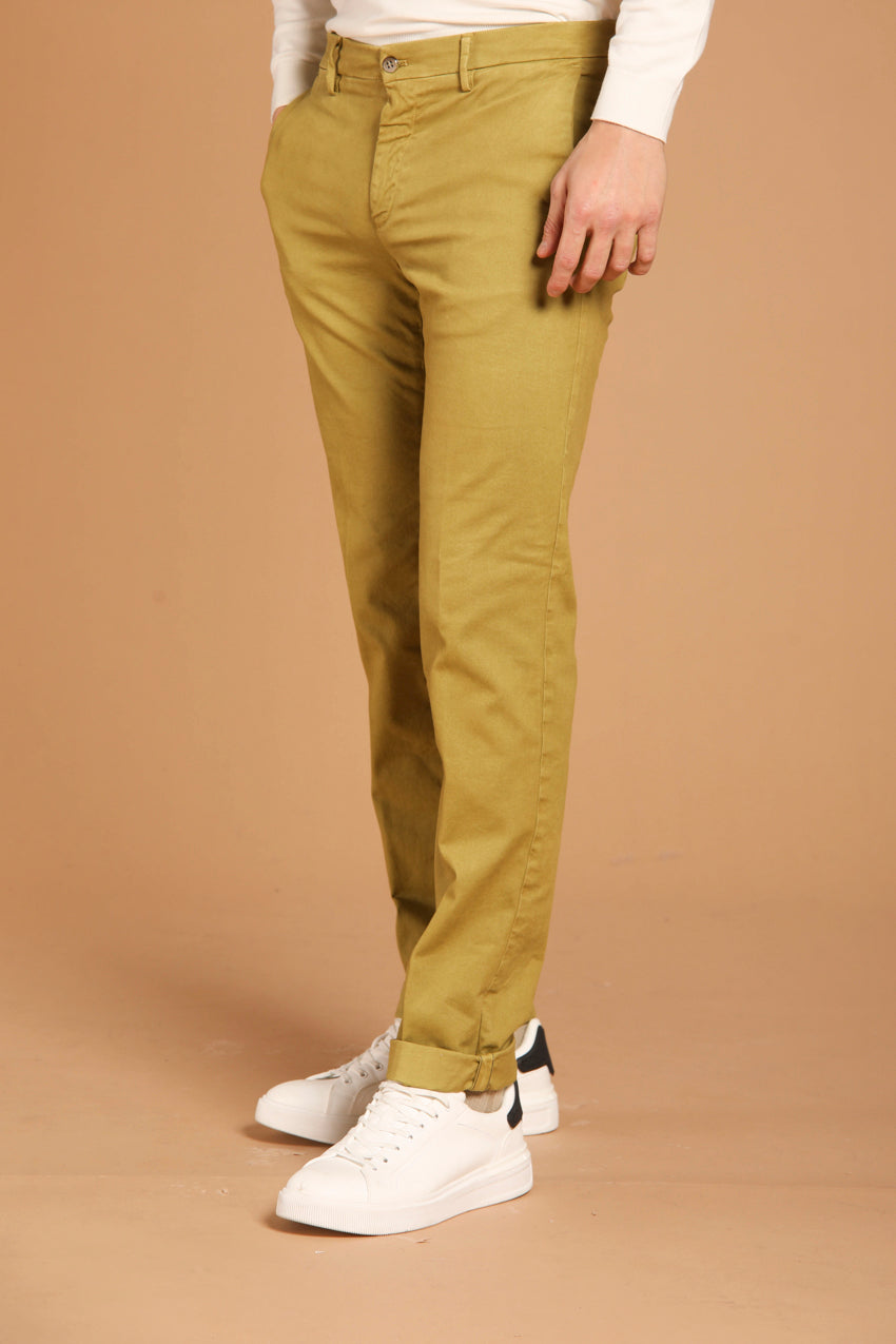 immagine 4 di pantalone chino uomo modello New York , di colore verde acido, fit regular di mason's