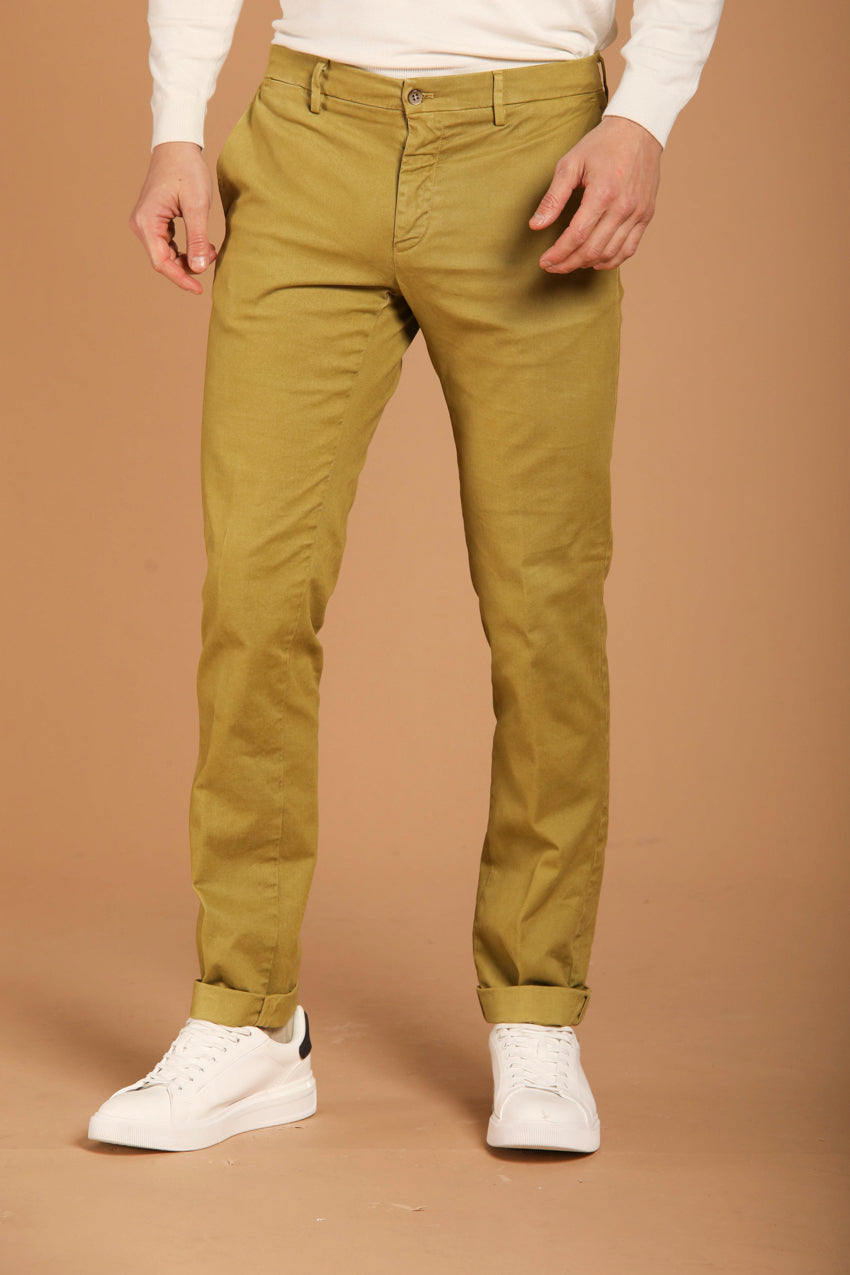 immagine 2 di pantalone chino uomo modello New York , di colore verde acido, fit regular di mason's