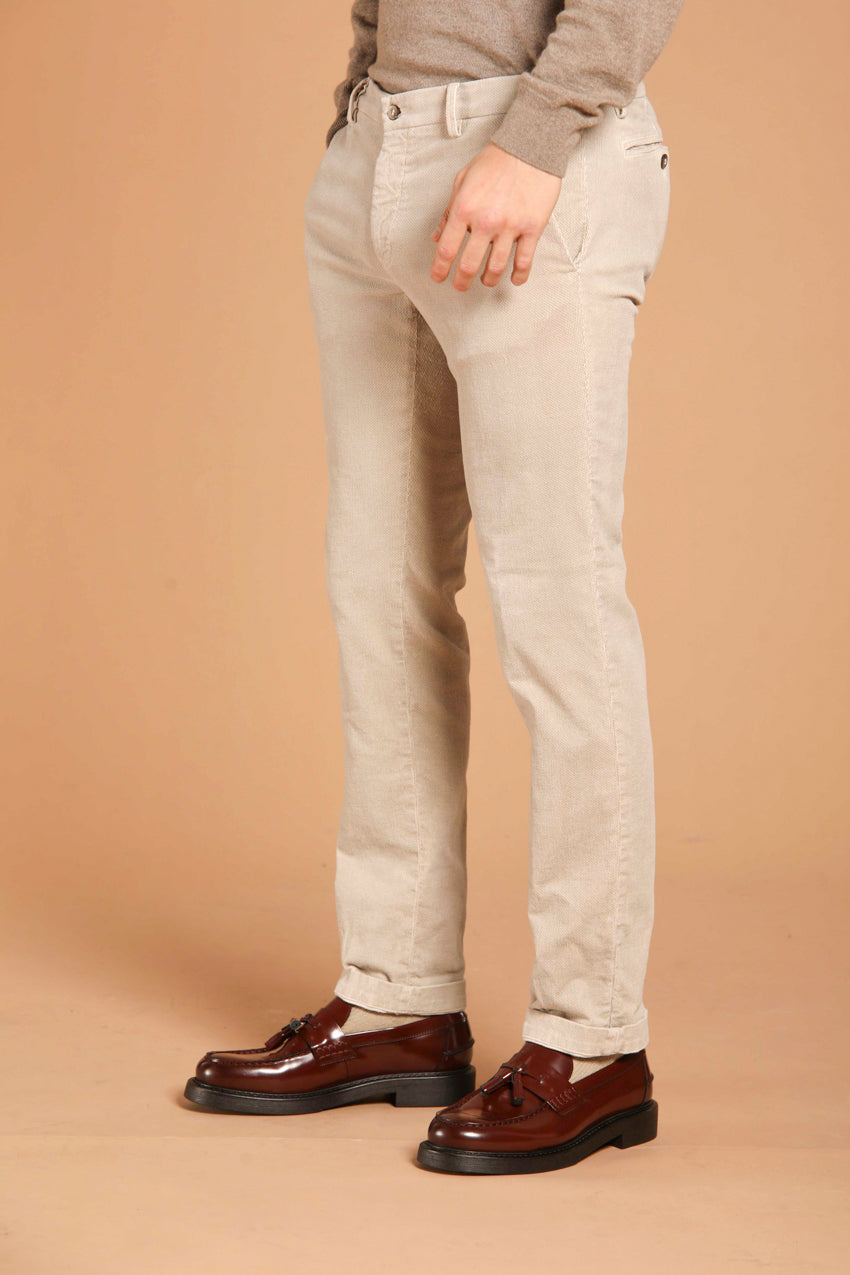 immagine 3 di pantalone chino uomo modello New York, di colore ghiaccio, fit regular di mason's