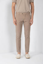 Dettaglio gamba pantalone chino uomo New York Mason's beige in twill SS26