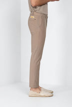 Pantalone chino uomo New York Mason's beige in twill regular fit, vista laterale su modello SS26