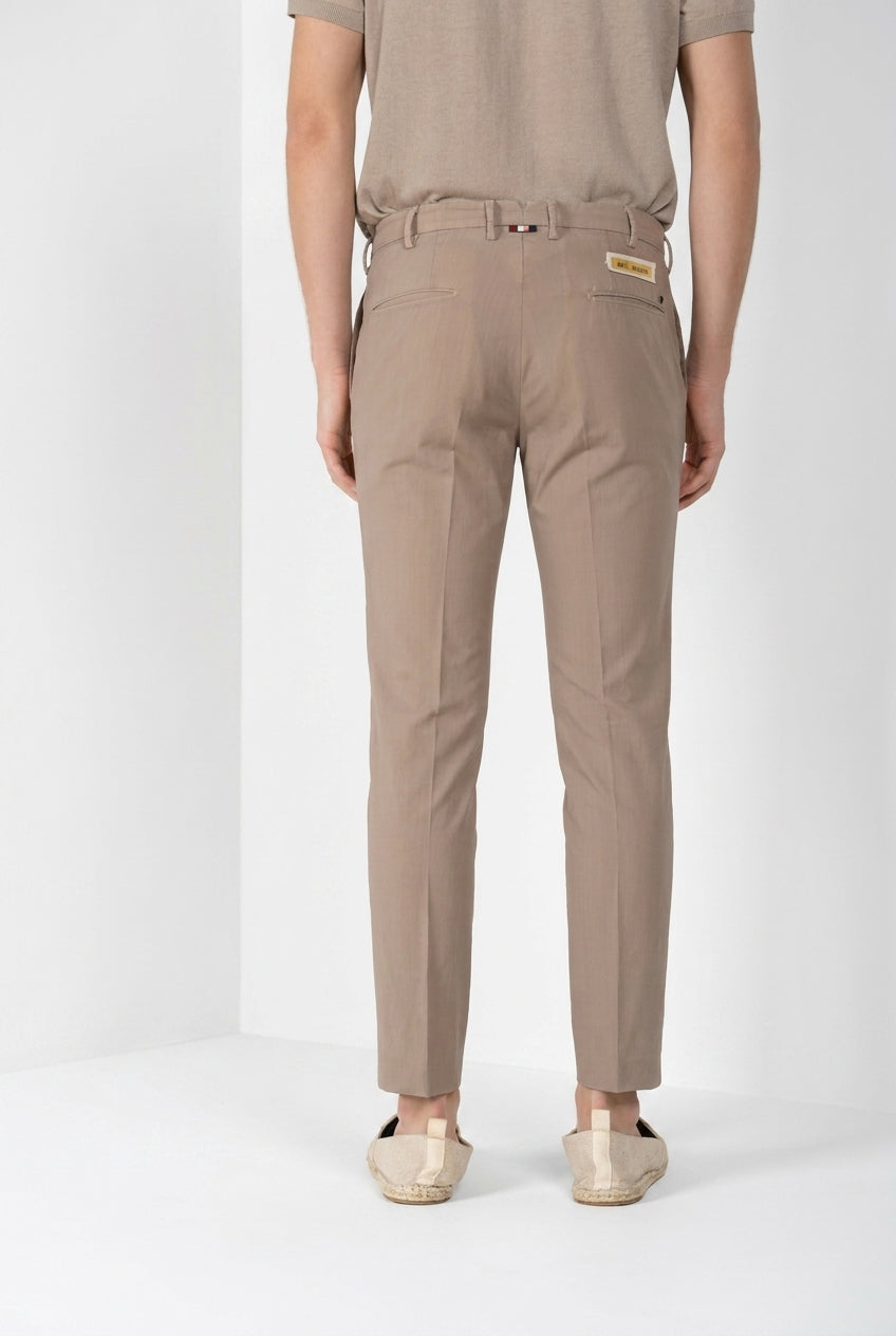Pantalone chino uomo New York Mason's beige in twill regular fit, vista posteriore su modello SS26