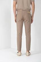 Pantalone chino uomo New York Mason's beige in twill regular fit, vista posteriore su modello SS26