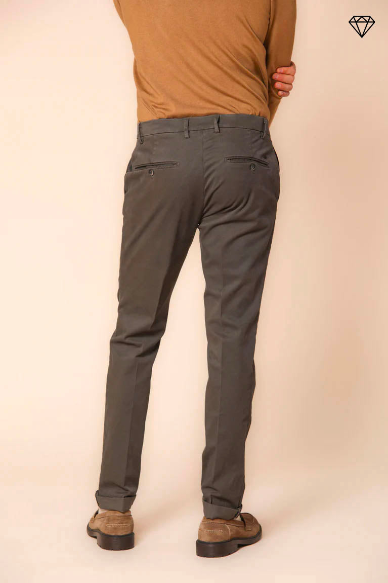 Milano pantalone chino uomo in gabardina stretch extra slim fit ①