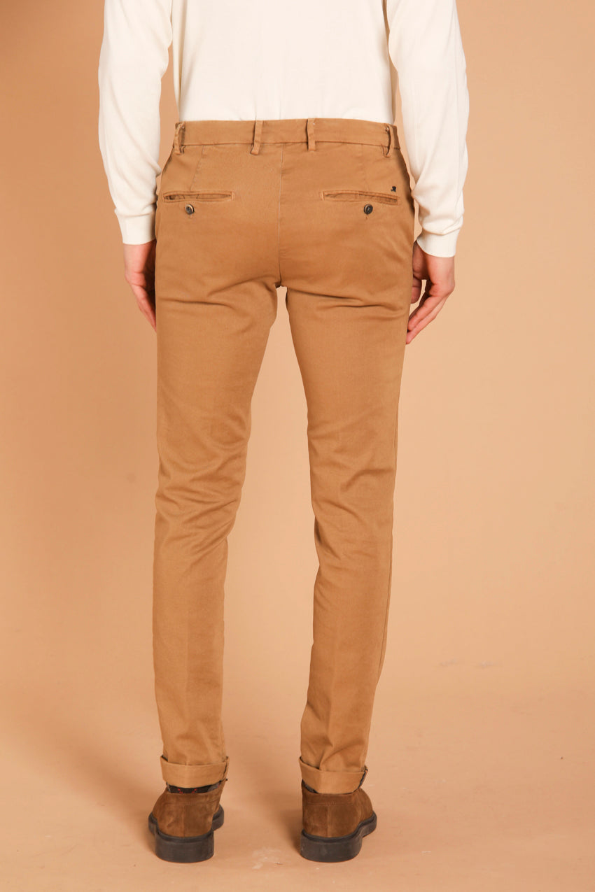 immagine 5 di pantalone chino uomo modello Milano Style in gabardina stretch, di colore biscotto, fit extra slim di Mason's