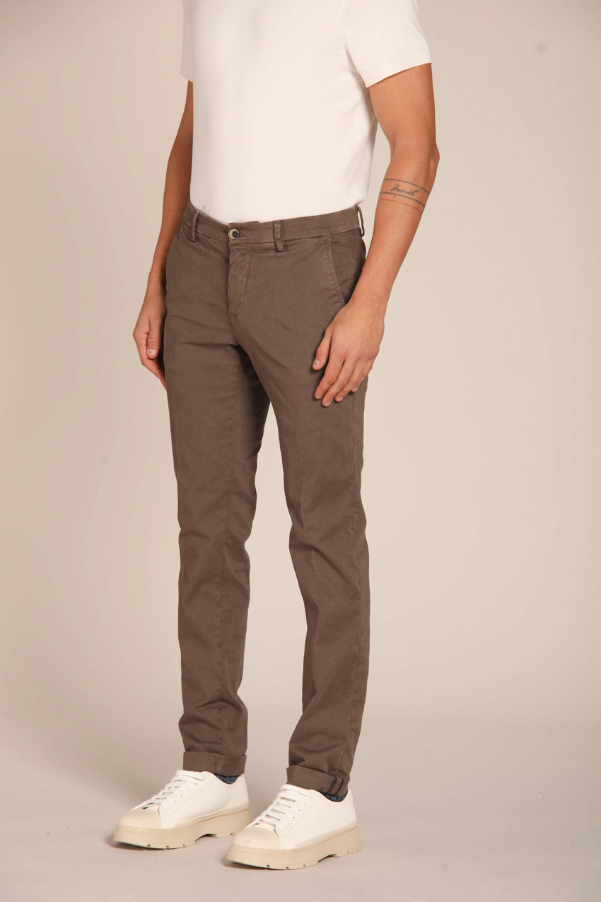 immagine 2 di pantalone chino uomo modello Milano Style, di colore cacao, fit extra slim di Mason's