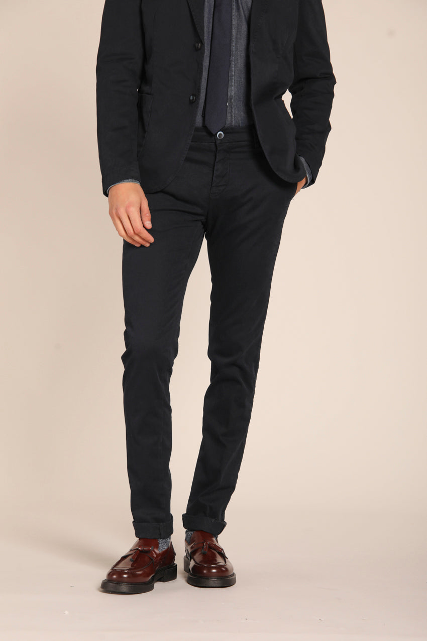 immagine 2 di pantalone chino uomo modello Milano Style, di colore blu navy, fit extra slim di Mason's