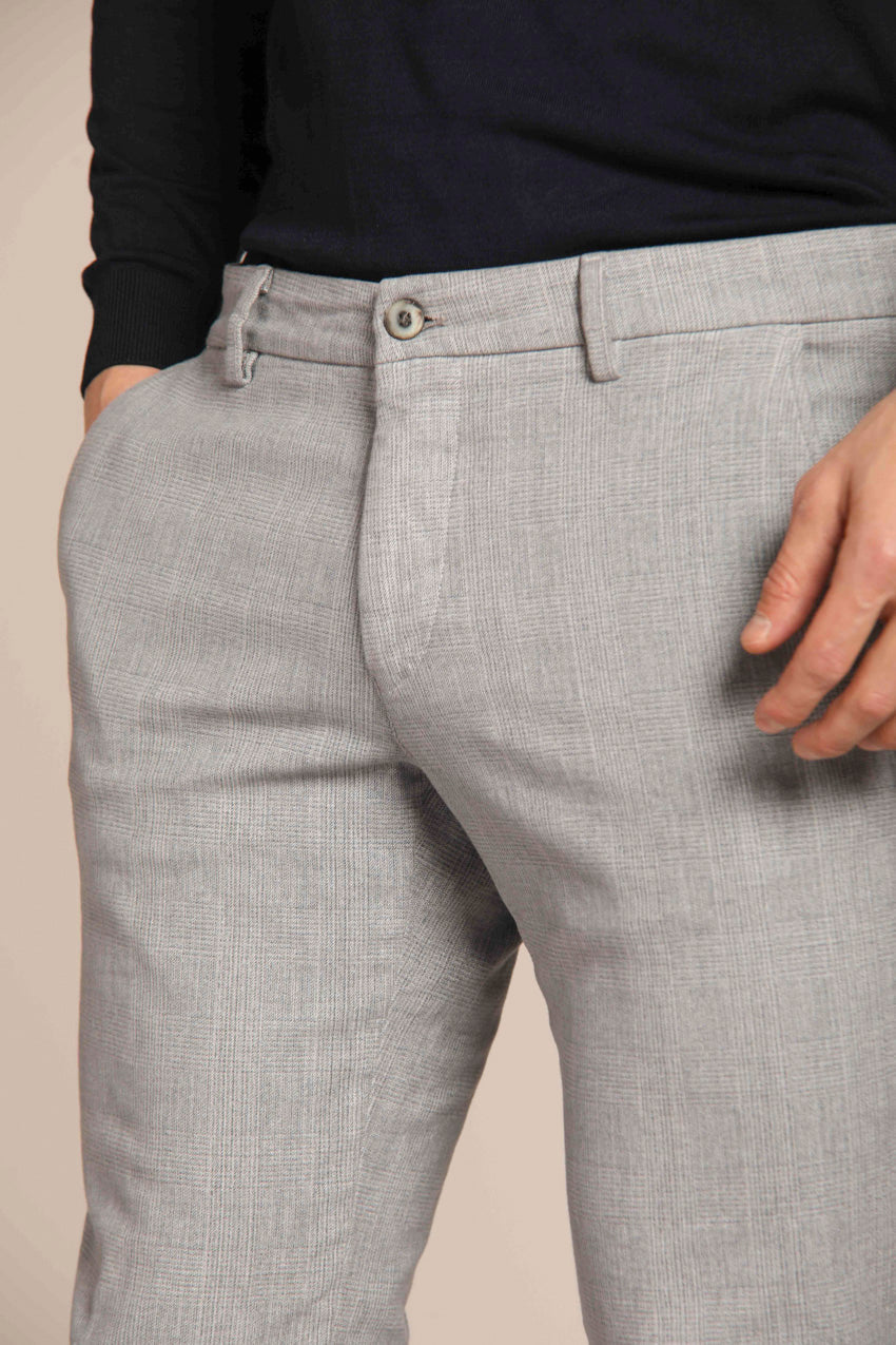 immagine 4 di pantalone chino uomo modello Milano Style, con stampa galles , di colore grigio, extra slim fit di Mason's