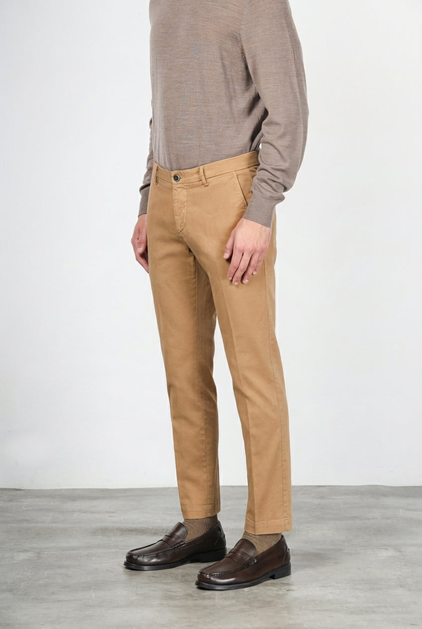 Milano pantalone chino uomo in gabardina stretch extra slim fit ①