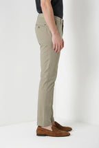 Milano pantalone chino uomo in gabardina stretch extra slim fit ①