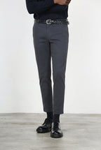 Milano Chinohose für Herren aus Stretch-Gabardine mit extra slim fit ①
