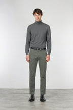 Milano Chinohose Herren in Stretch-Gabardine, Extra Slim Fit ①